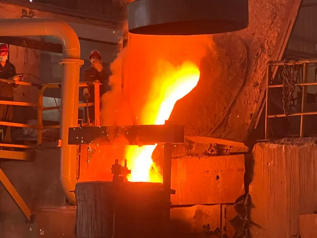 Fundición ATF vertiendo metal fundido